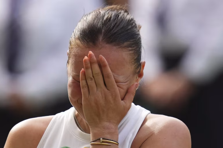 Amanda Anisimova thanks her mom through tears after loss in Wimbledon final.